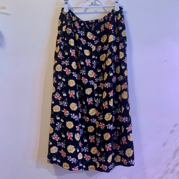 Vintage floral skirt 🌼 - Picture 3 of 4